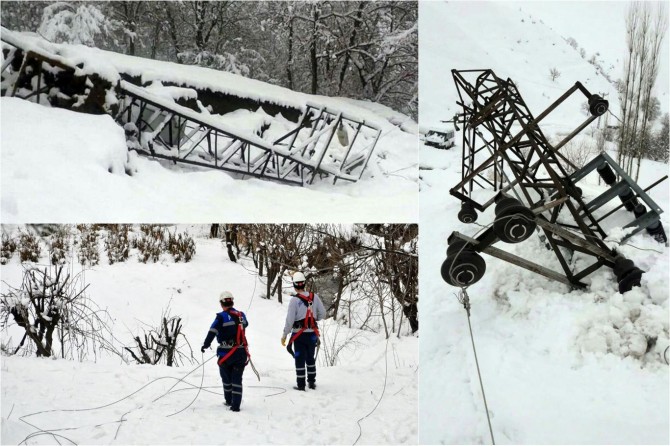 Fırtına nedeniyle elektrik direkleri devrildi