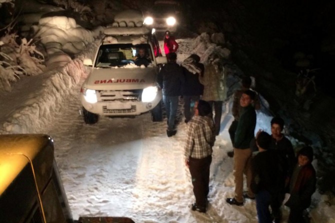 Kapanan yolda zorlu hasta kurtarma operasyonu