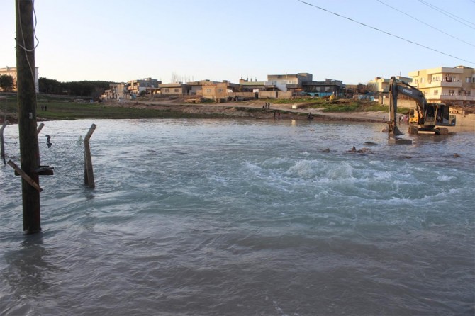 Nusaybin'de 3 ilçenin içme suyunu karşılayan boru patladı
