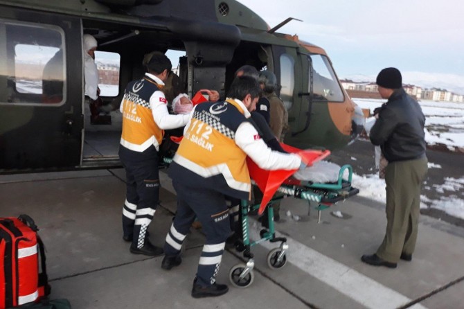 Genç'te yaşlı hasta askeri helikopterle hastaneye kaldırıldı