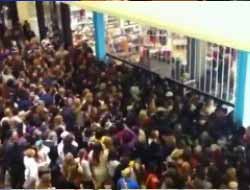 ABD'de 'Kara Cuma' çılgınlığı: Alışveriş için birbirlerini ezdiler