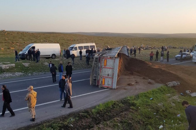 Şanlıurfa’da yem yüklü TIR devrildi: 1 yaralı