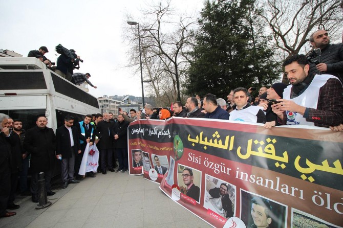 İhvan mensubu gençlerin idamı Mısır konsolosluğu önünde tel'in edildi