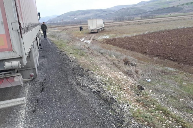 Tunceli'de kontrolden çıkan TIR tarlaya daldı