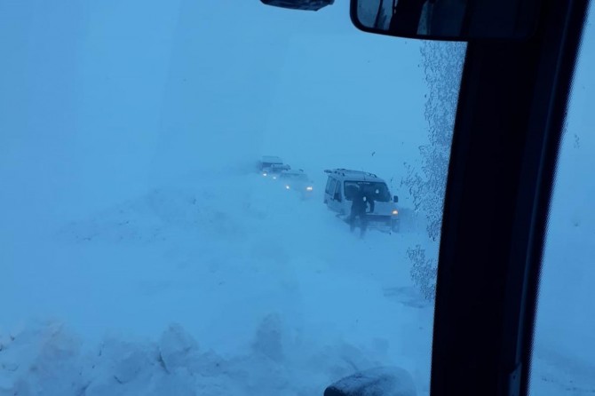 Kar ve tipide mahsur kalan arıza ekipleri büyük tehlike atlattı