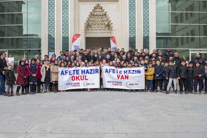 Öğrencilere deprem anında nasıl davranmaları gerektiği anlatıldı