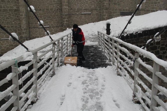 Bitlis'te temizlik işçilerinin kış mesaisi