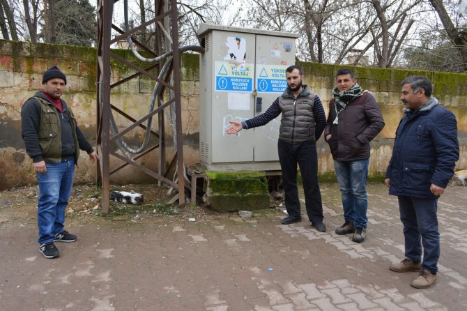 Etrafı açık olan elektrik panosu tehlike saçıyor