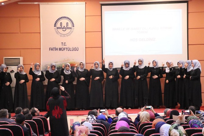 İstanbul Müftülüğü Braille alfabesi ve işaret dilinin ilk mezunlarını verdi