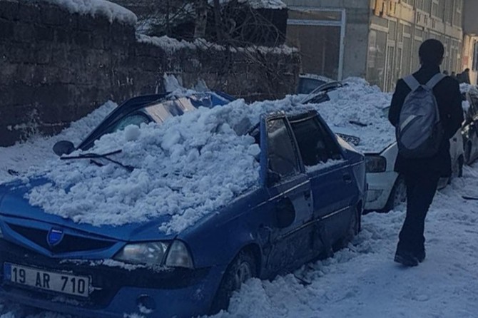 Ağrı'da kar kütlesi araçların üzerine düştü