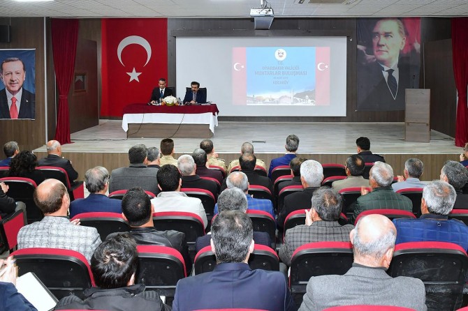 Diyarbakır Valisi kanaat önderleri ve muhtarlarla bir araya geldi