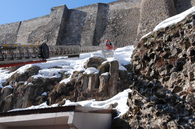 Kale dibinde tehlike oluşturan kar kütleleri temizleniyor