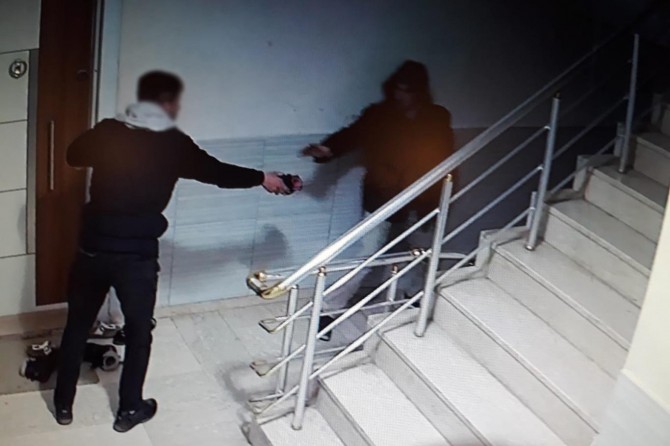 Batman'da apartmandan ayakkabı çalan hırsızlar kameraya yakalandı