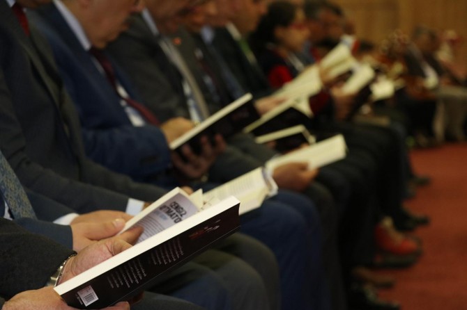 Her gün ailece yarım saat kitap okuyalım