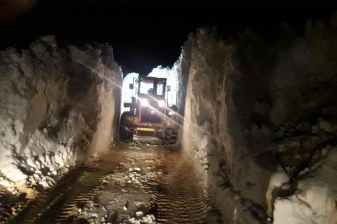 Çığ düşmesi sonucu kapanan yol açıldı