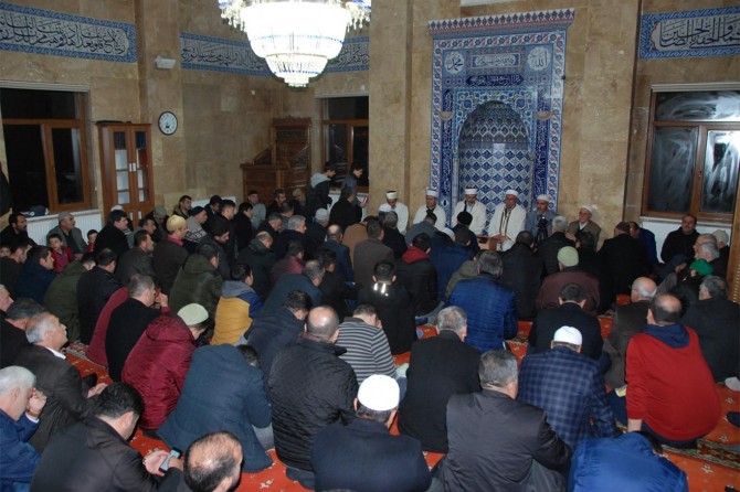 Bitlis'te Regaib Kandilinde eller semaya açıldı