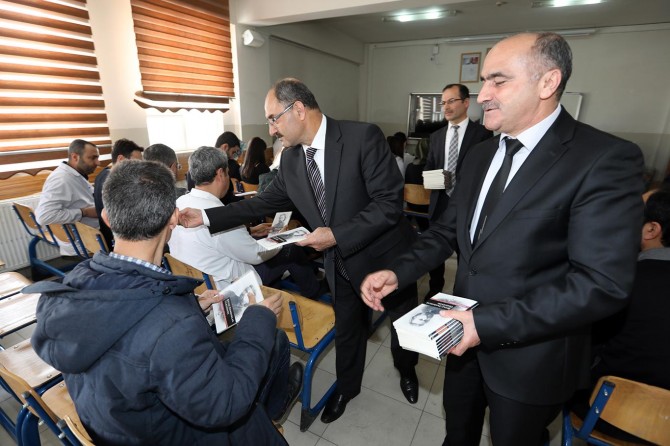 Van Büyükşehir Belediyesi okullarda kitap dağıtıyor