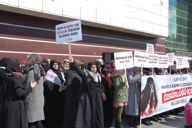 Suriyeli mahpus kadın ve çocuklar için meydana indiler
