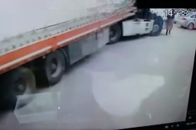 Kızıltepe'de TIR'ın çarptığı kadın hayatını kaybetti