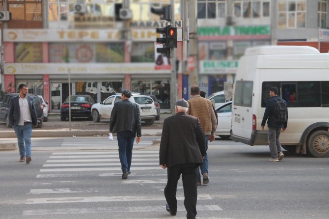 Yaya üstünlüğü yanlış anlaşıldı, yayalar kırmızı ışık dinlemiyor