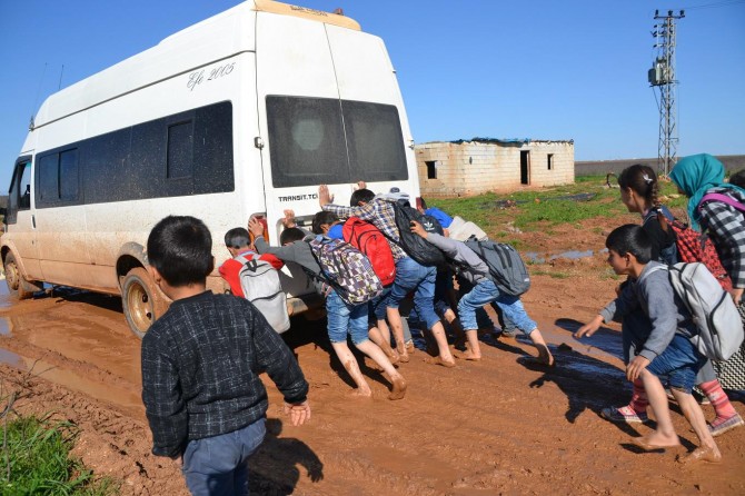Ceylanpınar'da vatandaşların çamurlu yol çilesi bitmiyor