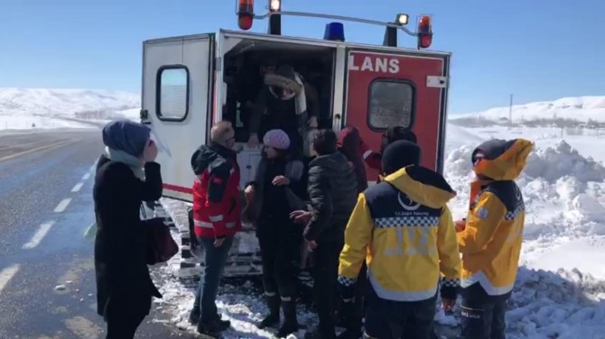 Bingöl’de mahsur kalan hastaları ve öğretmenleri UMKE kurtardı