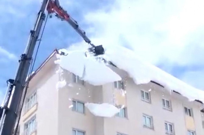Bitlis'te çatılarda biriken karı vinçle temizlediler