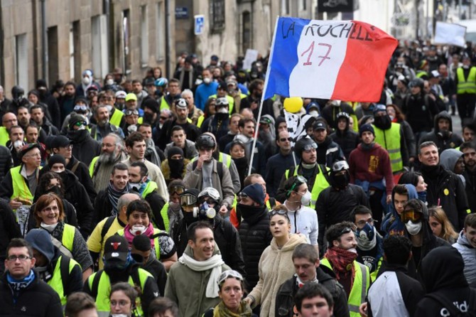 Fransa'da Sarı Yelekliler hükümeti istifaya çağırdı