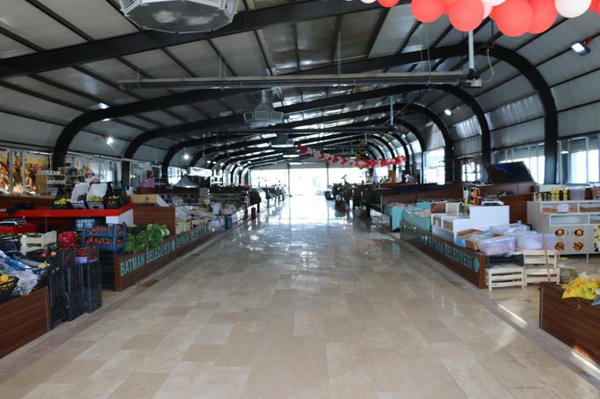 Batman’da kapalı semt pazarında ucuzluk