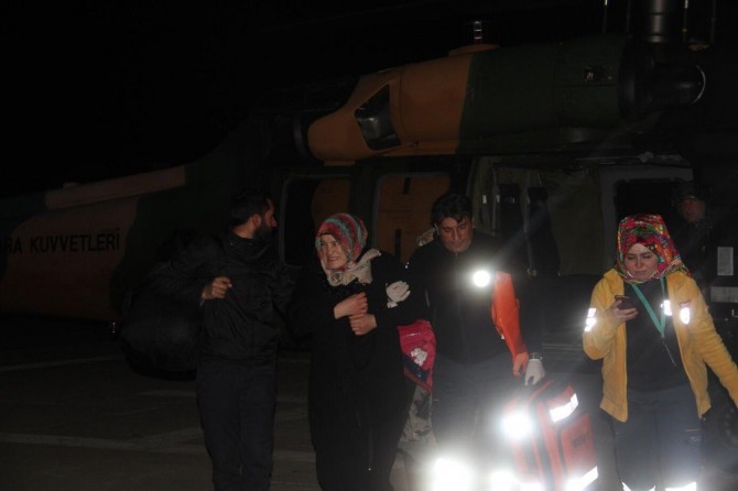 Doğum sancısı tutan kadın helikopterle hastaneye ulaştırıldı