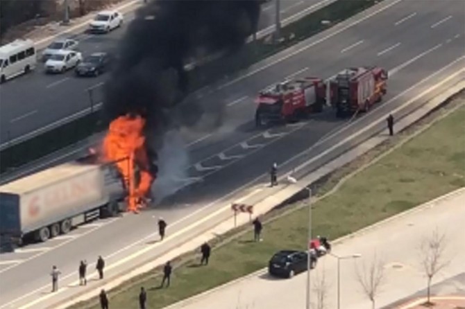 Gaziantep'te iplik yüklü TIR yandı