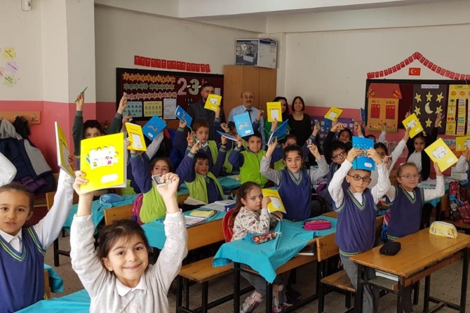 Siirt'te yüzlerce öğrenciye kırtasiye yardımı