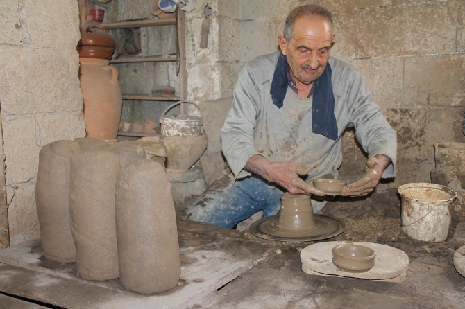 Çömlekçilik mesleğini 65 yıldır yaşatmaya çalışıyor