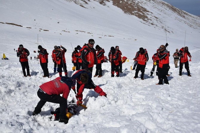 Gerçeğini aratmayan çığ tatbikatı gerçekleştirildi