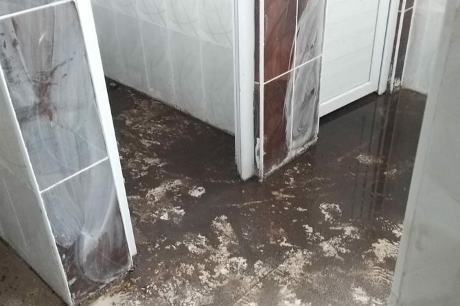 Öğrenciler lağım kokusu altında eğitim görüyorlar