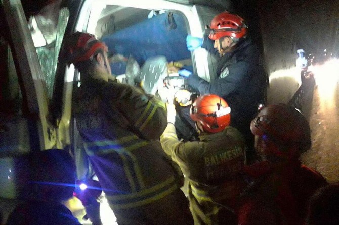 Araçta sıkışan vatandaş kurtarıldı