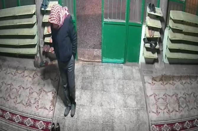 Müezzinin ayakkabısının çalınma anı güvenlik kamerasında