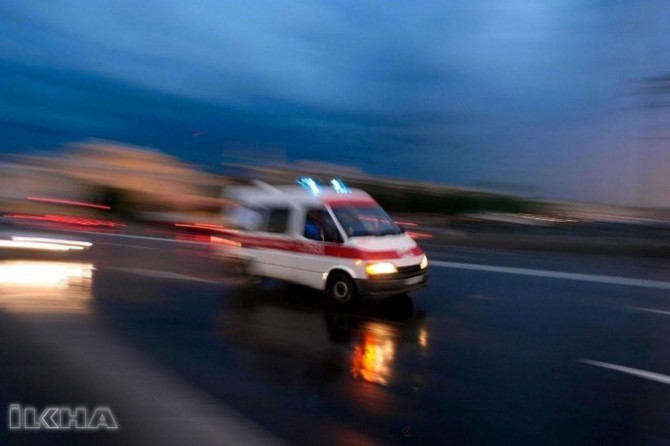 Akşehir'de hafif ticari araç tabelaya çarptı: 1 ölü 5 yaralı