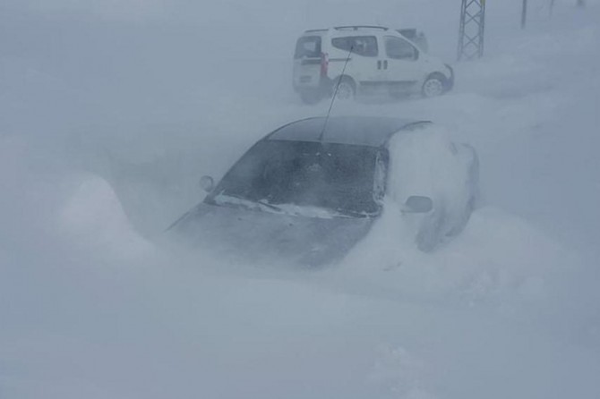 Ardahan'da onlarca araç mahsur kaldı