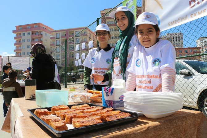 Ekmek israfına dikkat çekmek için kermes açtılar