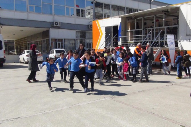 Öğrenciler suni depremle bilinçlendiriliyor