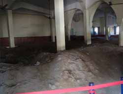 Tarihi Camide Dev Çukurlar Açılarak Tarihi Eser Arandı