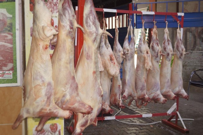 Kriz kırmızı eti vurdu