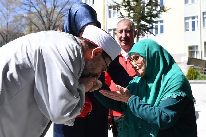 Diyanet İşleri Başkanı huzurevi sakinlerini ziyaret etti