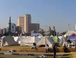 Mursi Karşıtları Tahrir'de Oturma Eylemi Düzenliyor