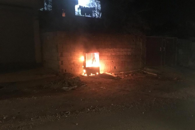 Nusaybin'de dijital elektrik sayacı panoları yakıldı
