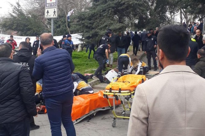 Halk otobüsü araç ve yayalara çarptı: Çok sayıda yaralı var