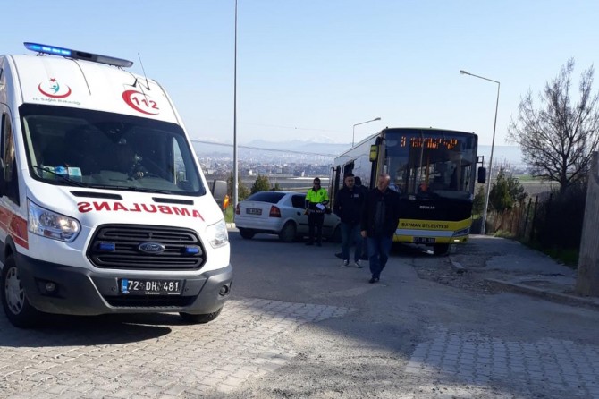 Otomobil halk otobüsünün altına girdi