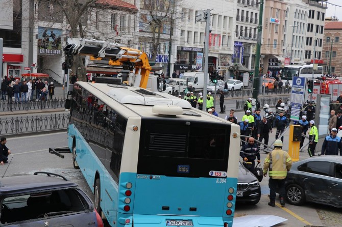 Otobus li wesayît û peyayan qelibî: Gelek kes birîndar bûn