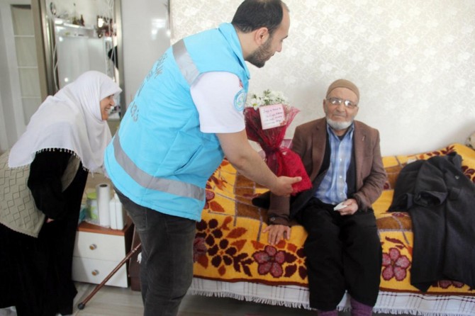 "Yaşlılar Haftasında" yaşlılar hediyelerle sevindirildi